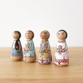 Poupées en bois avec bouquets de fleurs (4 pièces)