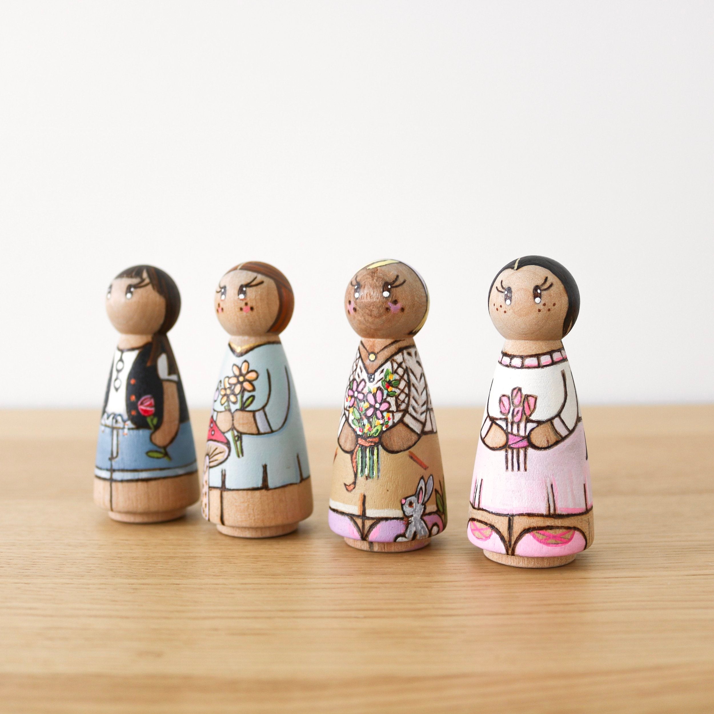 Poupées en bois avec bouquets de fleurs (4 pièces)