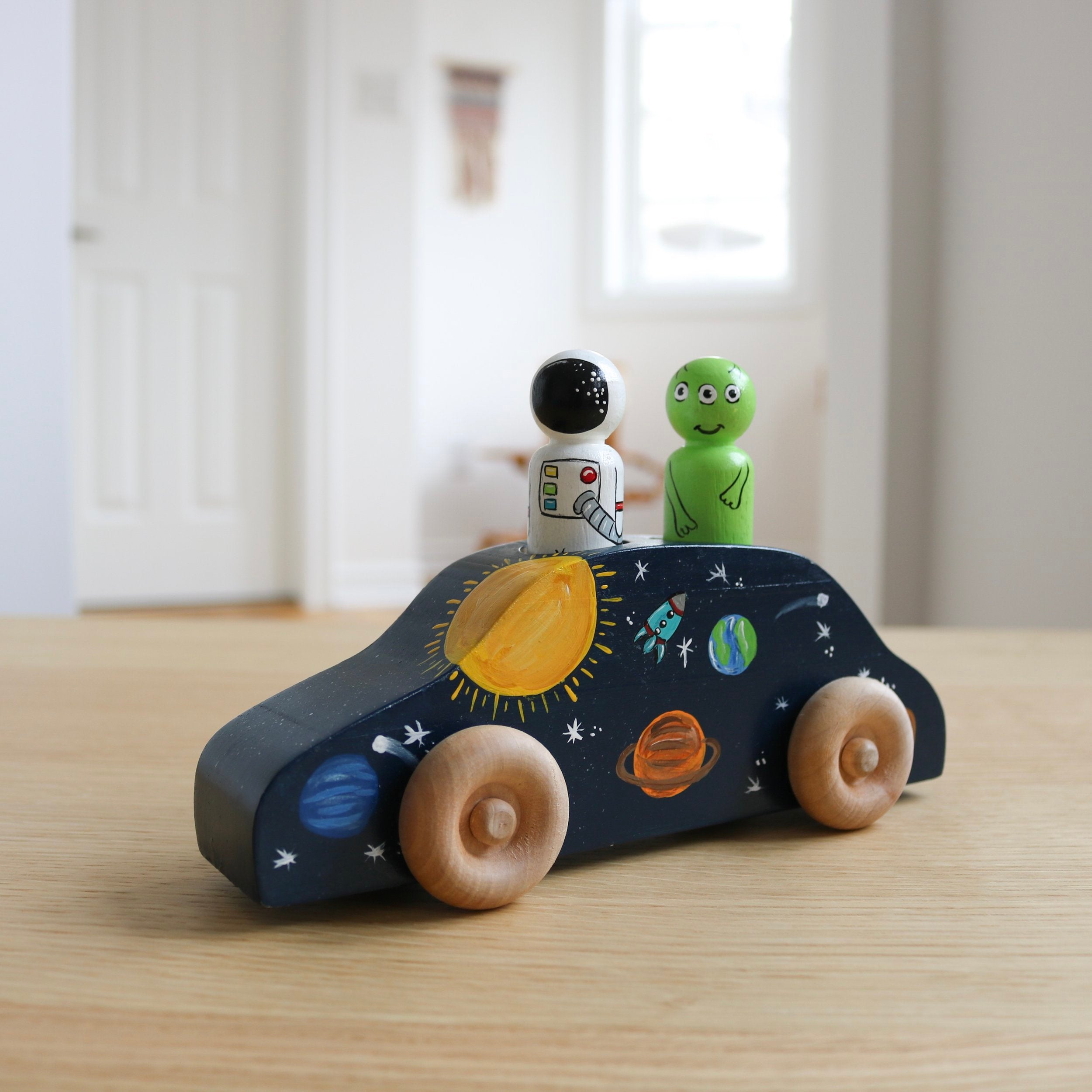 Voiture spatiale avec figurines d'astronaute et d'extraterrestre