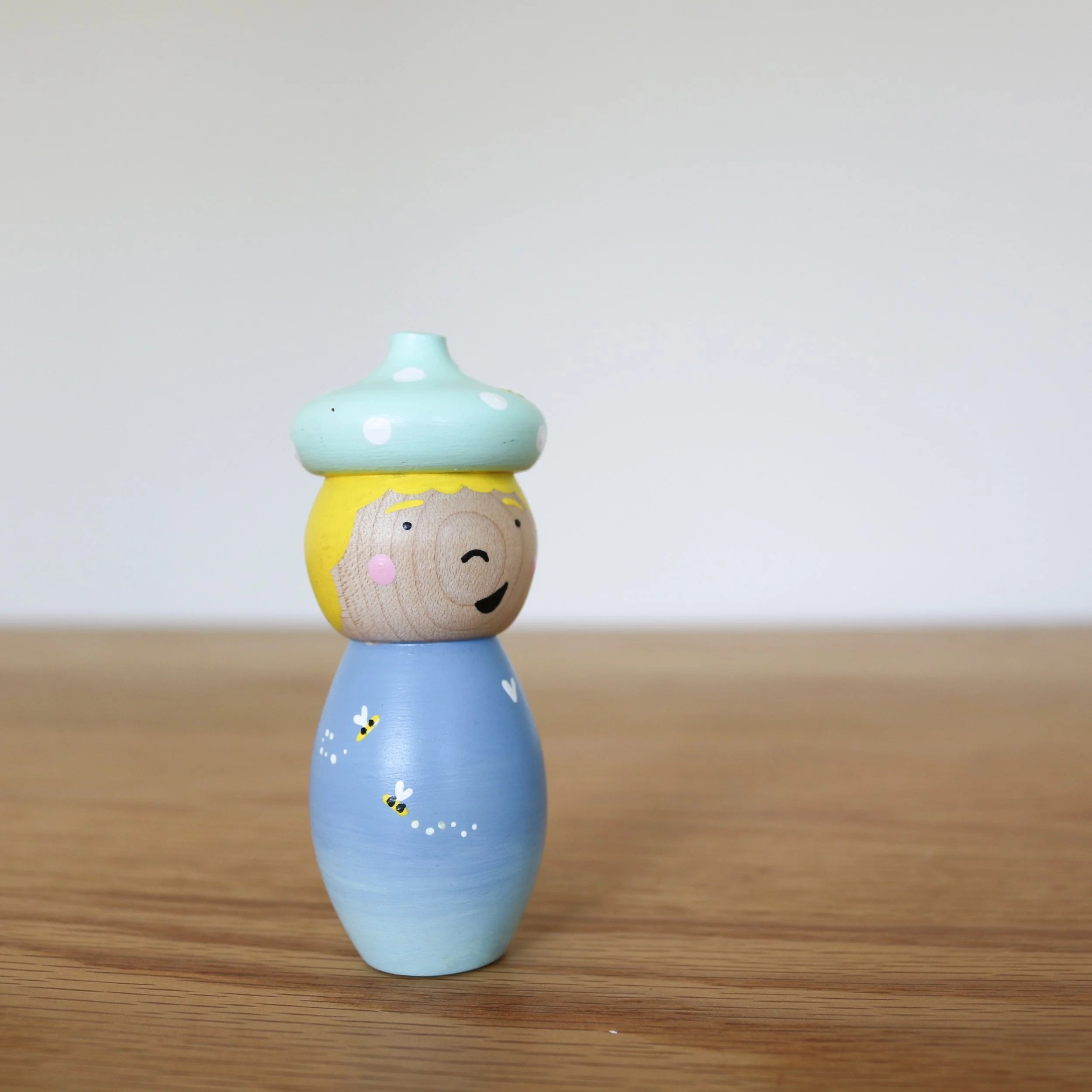 Poupée en bois Summer Bee