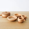 Tasses, assiettes et poêle en bois