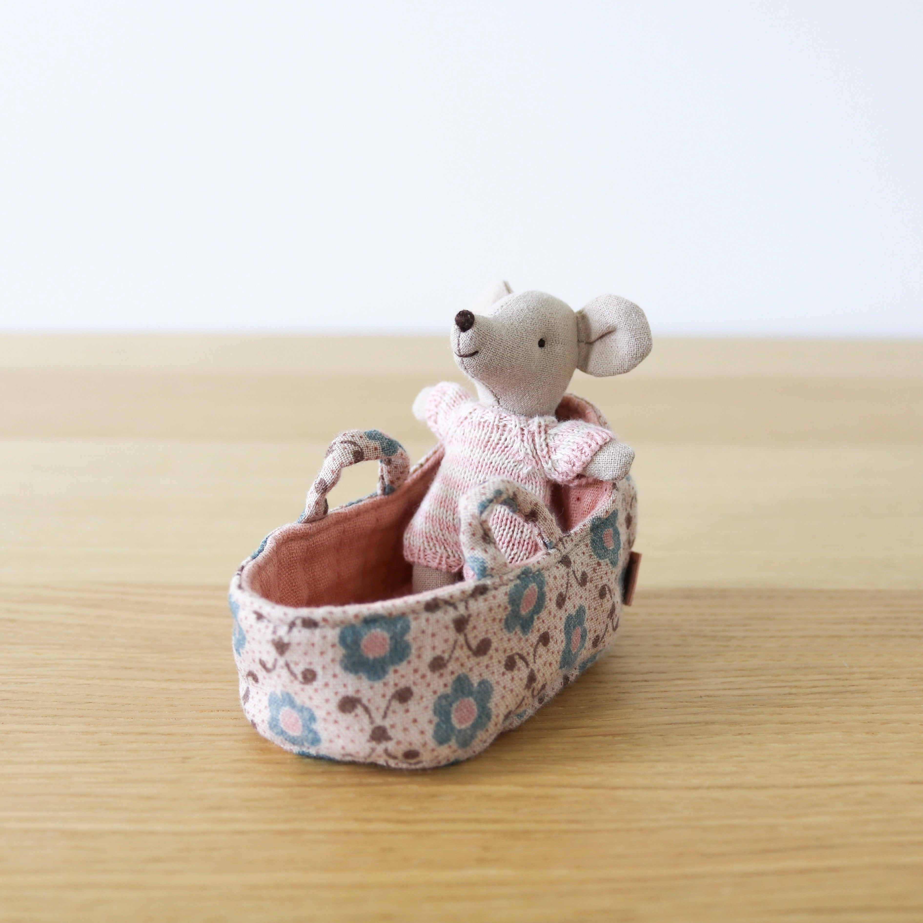 Baby Mouse in Carry Cot (Rose)