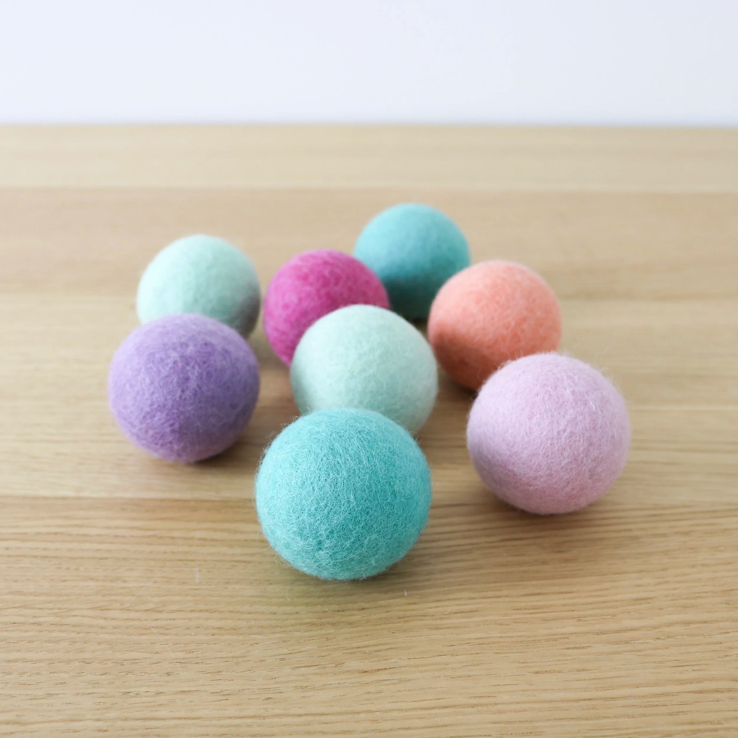 Grosses boules de feutrine pastel (8 pièces) 