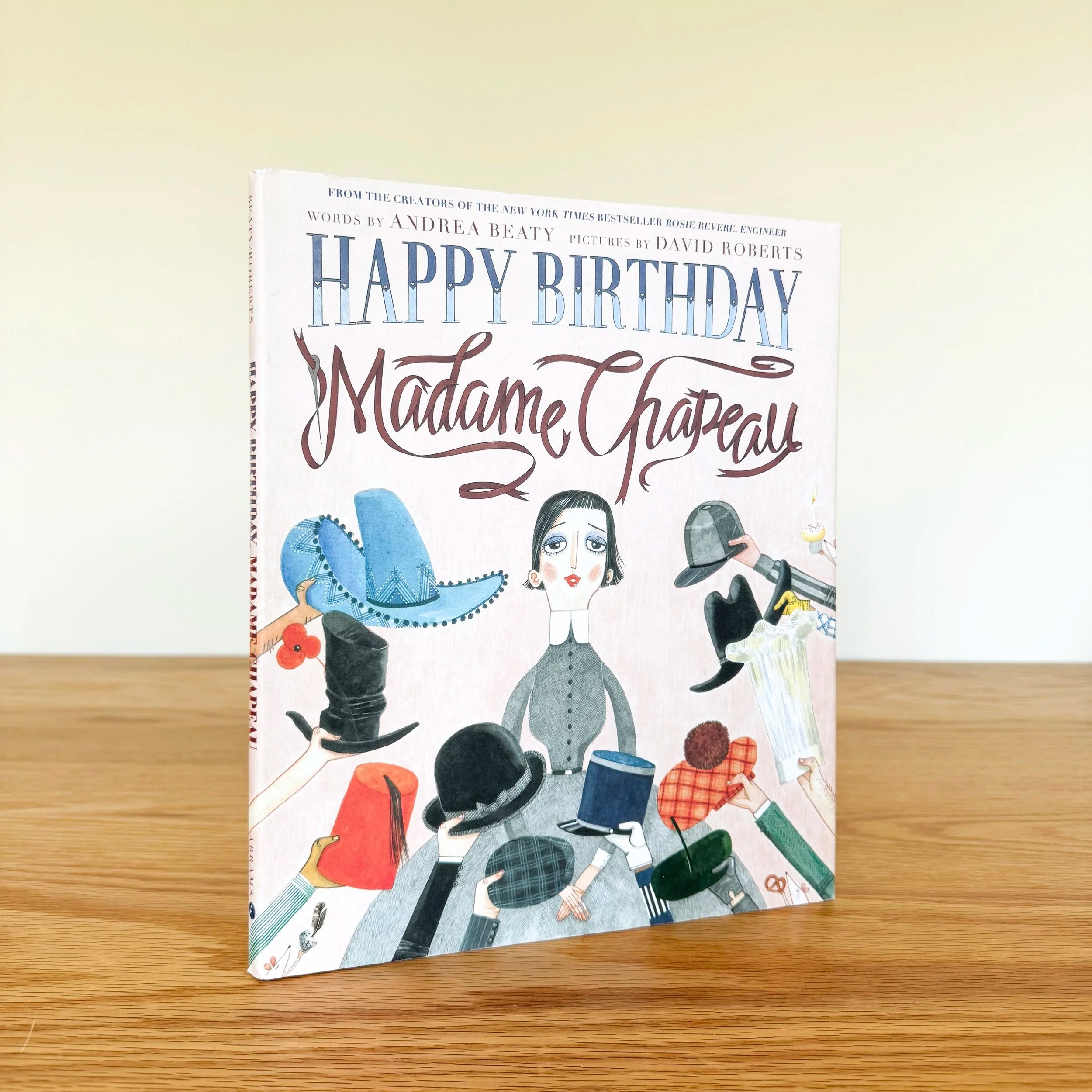Joyeux anniversaire, Madame Chapeau 