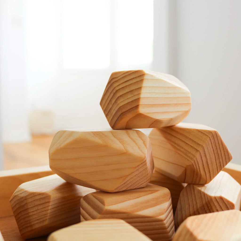 Pierres à empiler en bois dans un plateau 