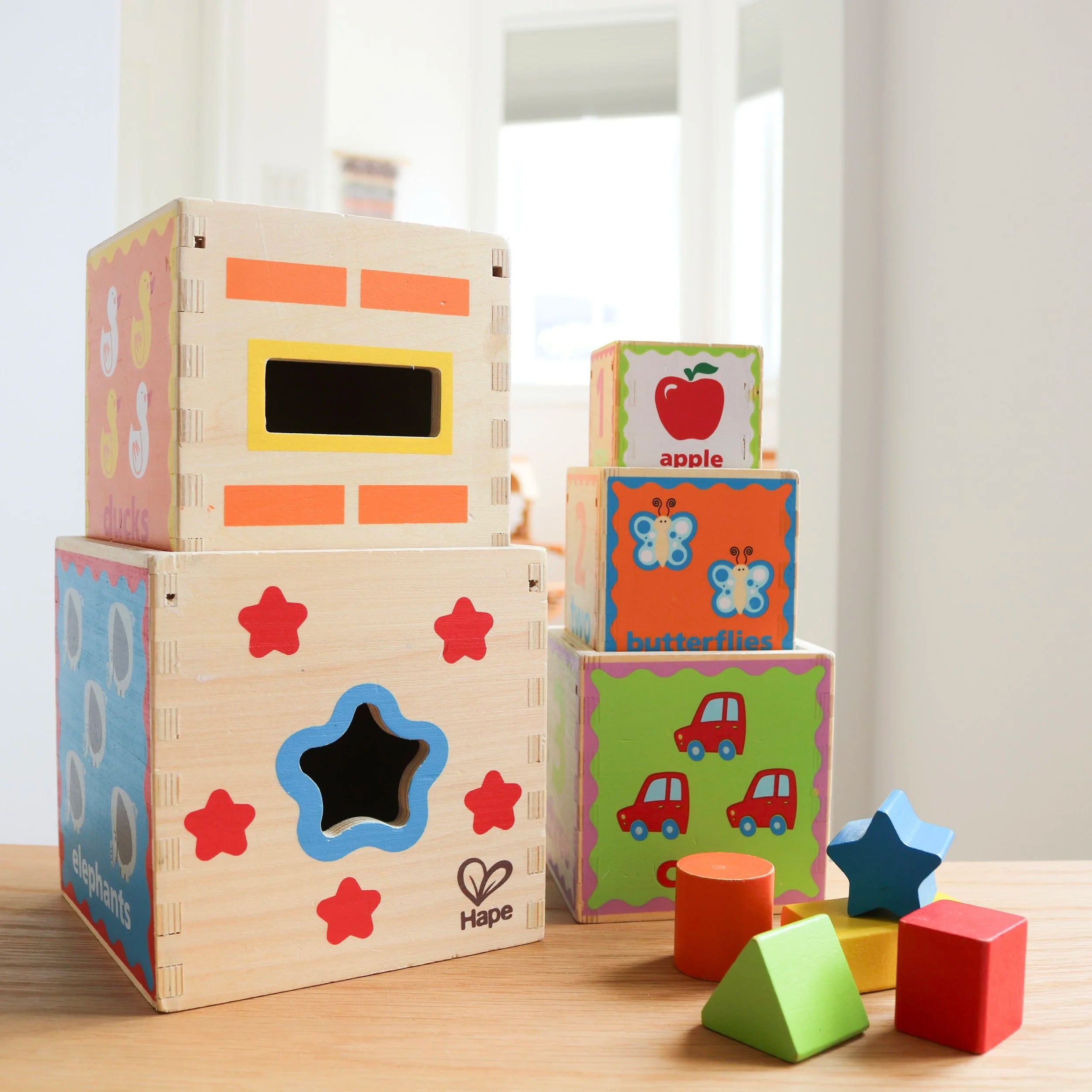 Pyramide de boîtes gigognes de jeu
