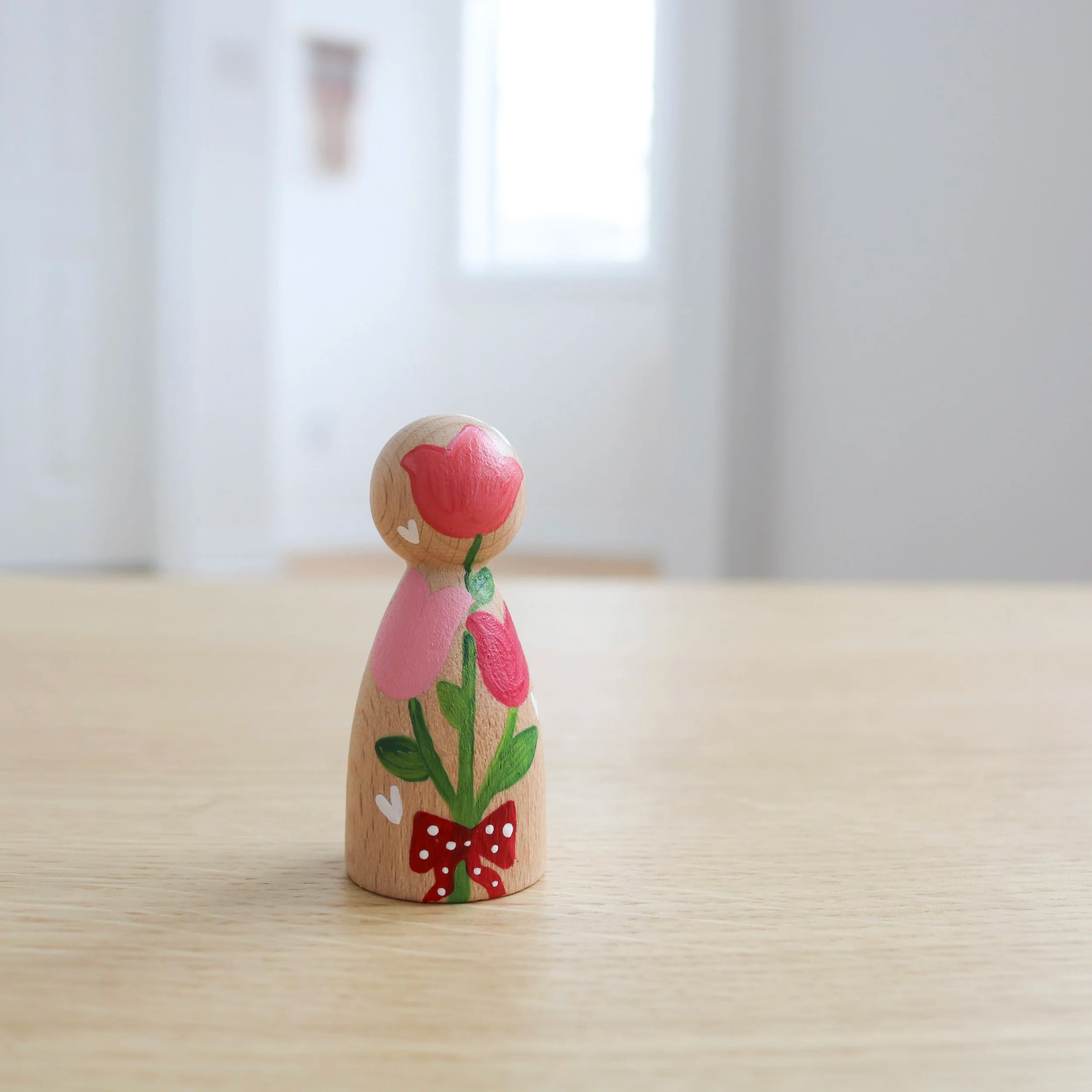 Poupée en bois avec bouquet de fleurs 