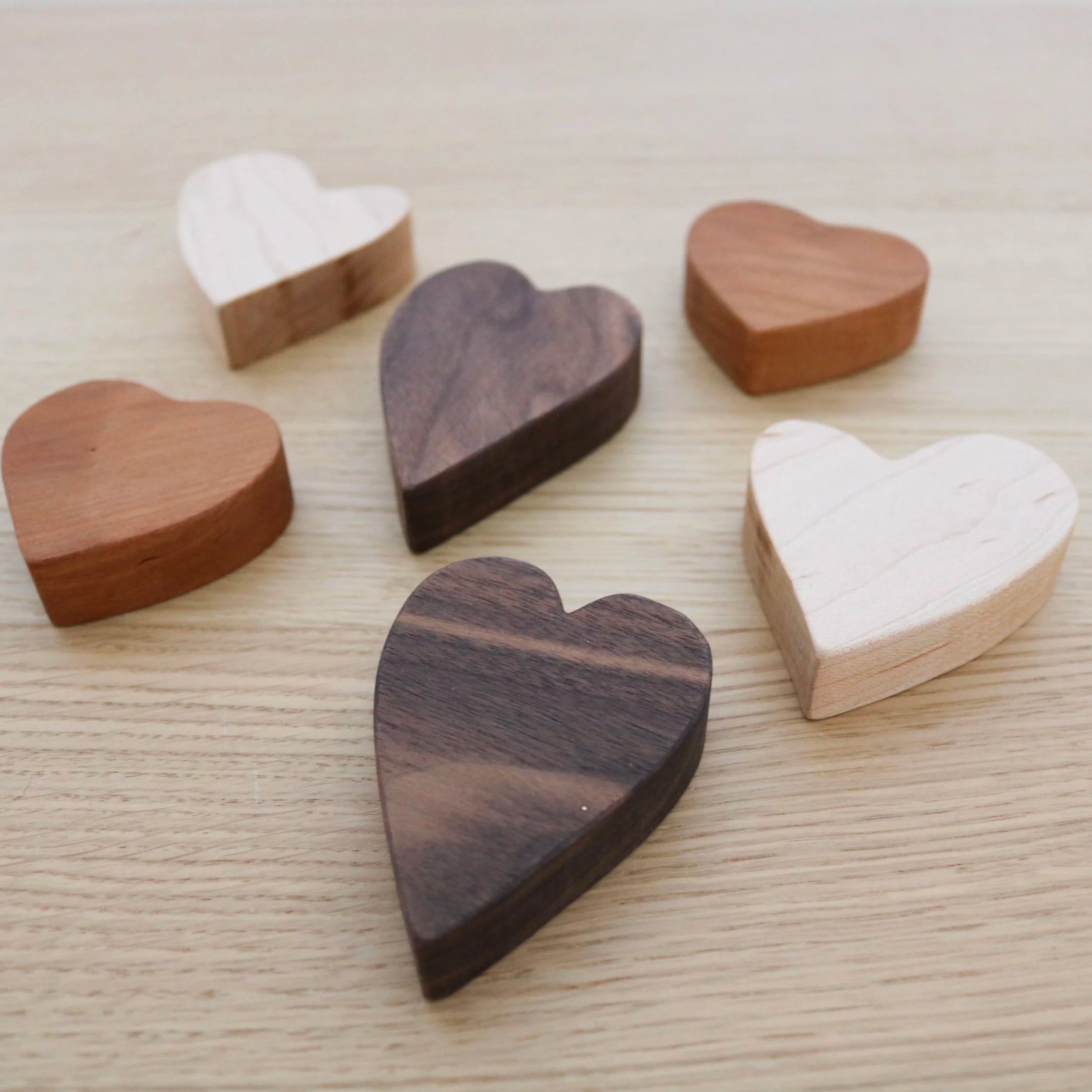 Cœurs en bois naturel de trois essences différentes (6 pièces) 