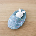 Lapin endormi dans un œuf (bleu foncé) 
